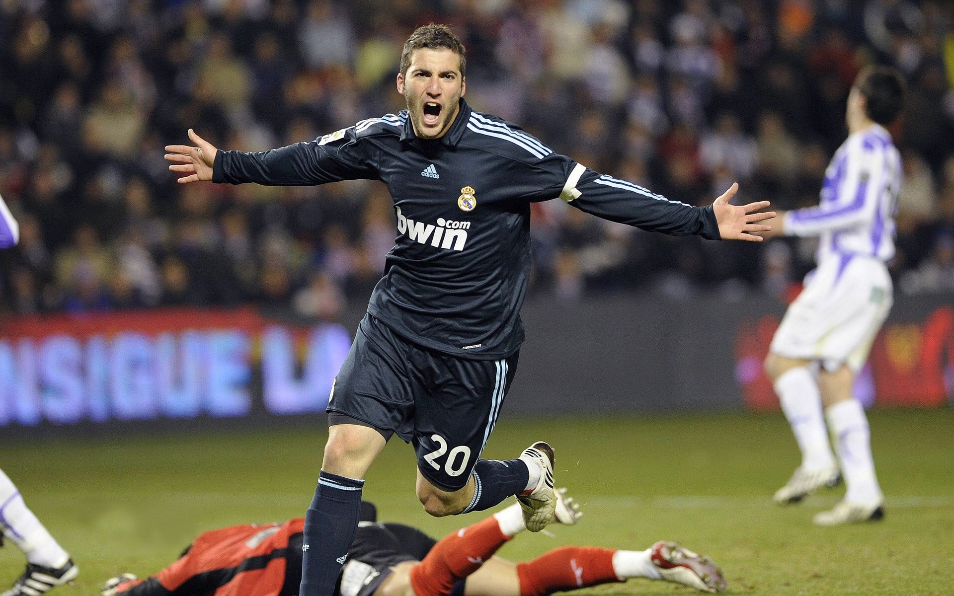 勒沃库森客场惜败，积分暂时稳定，勒沃库森球队